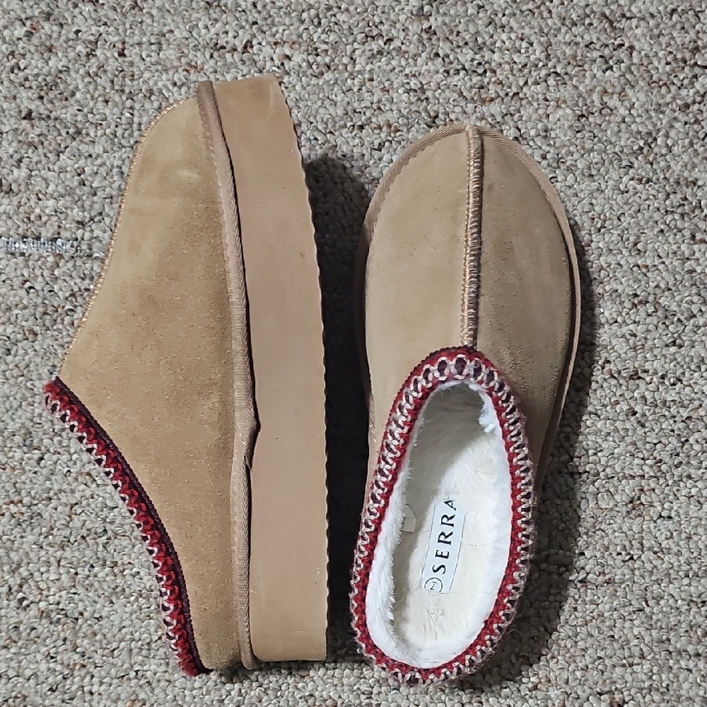 Serra Tan Slippers with Red Accents